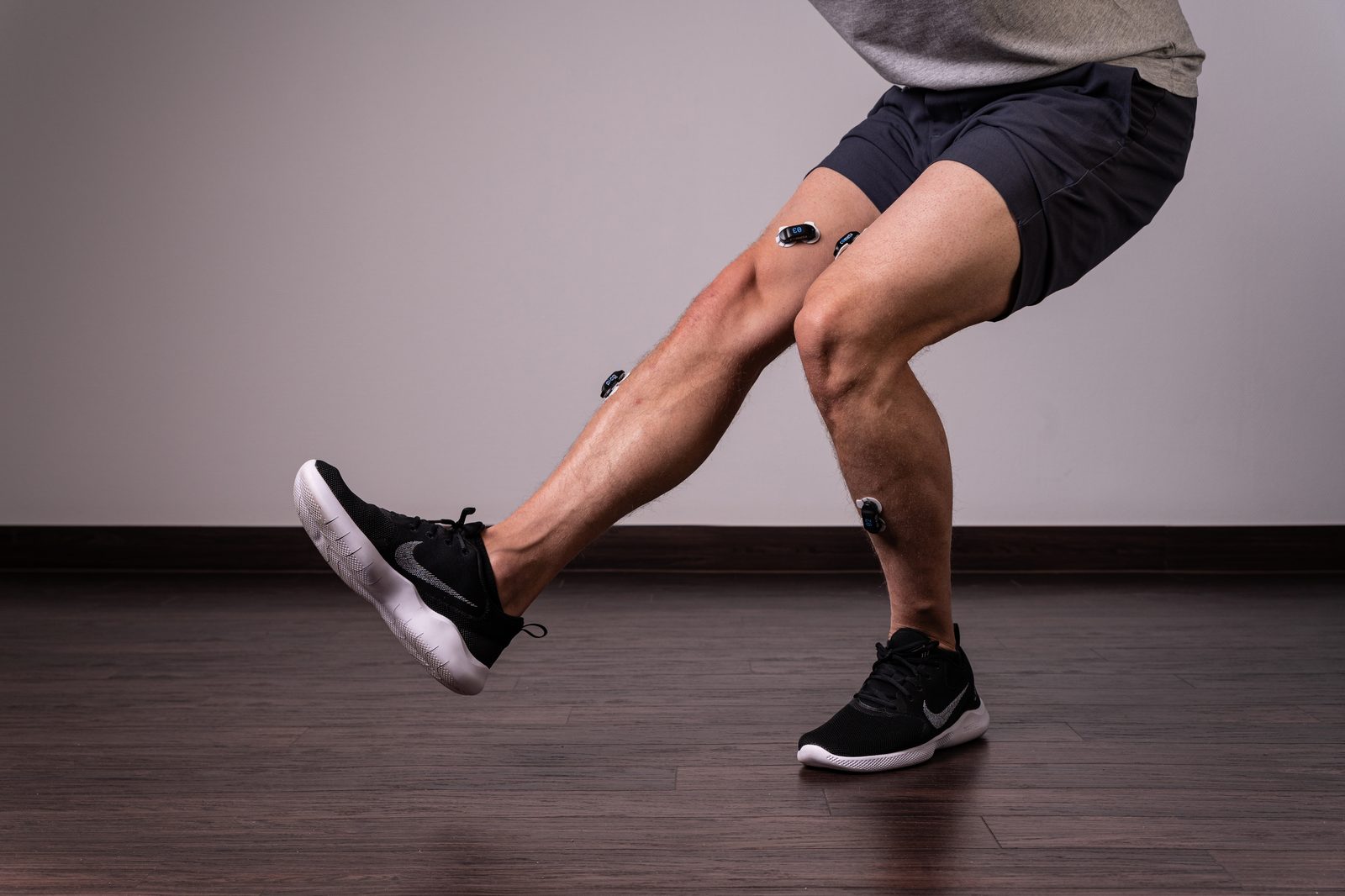 Lunge met EMG-sensoren op bovenbeen en kuit