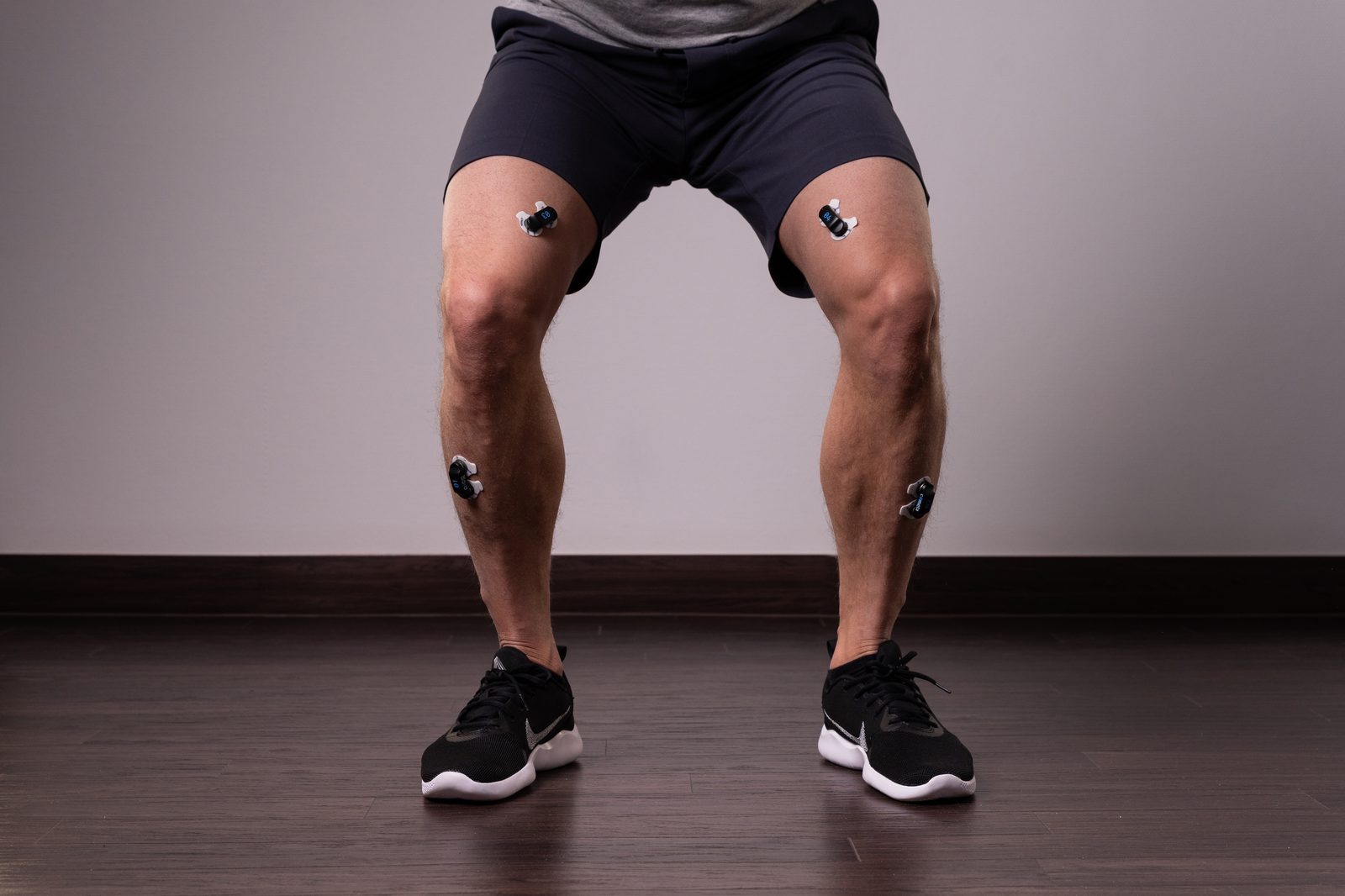 Squat met EMG-sensoren op bovenbeen en onderbeen