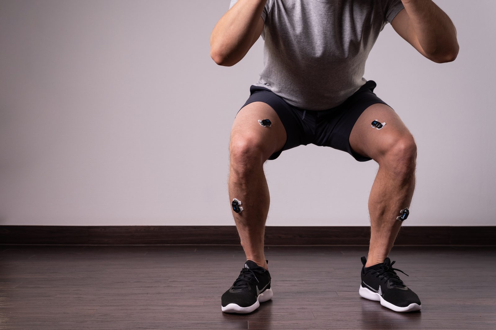 Diepe squat met vier EMG-sensoren op beide benen