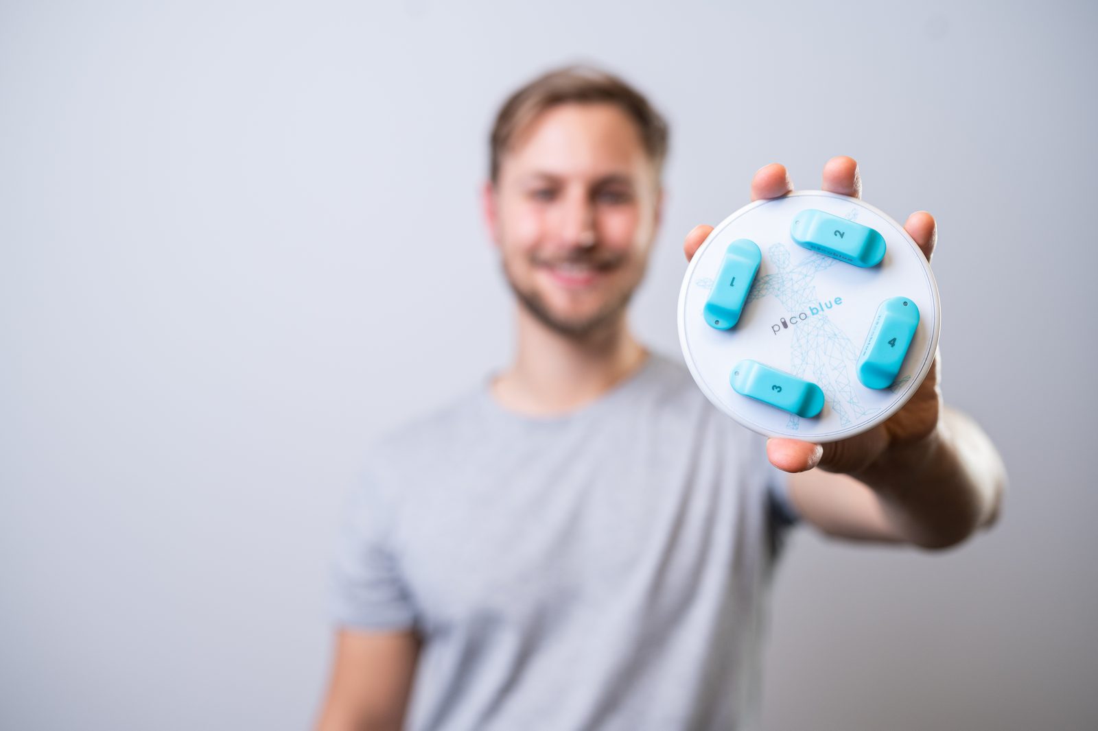 PicoBlue-oplaadstation met vier sensoren in de hand