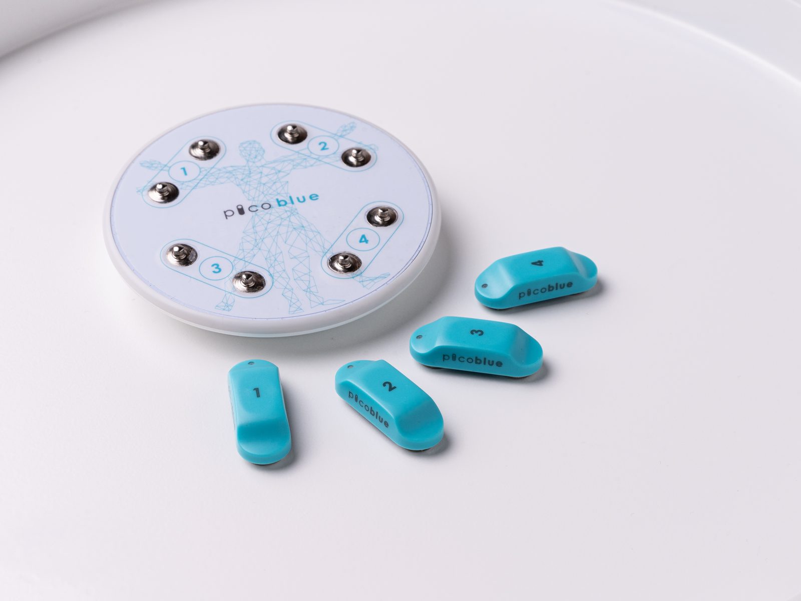 PicoBlue-oplaadstation en vier sensoren op een wit oppervlak