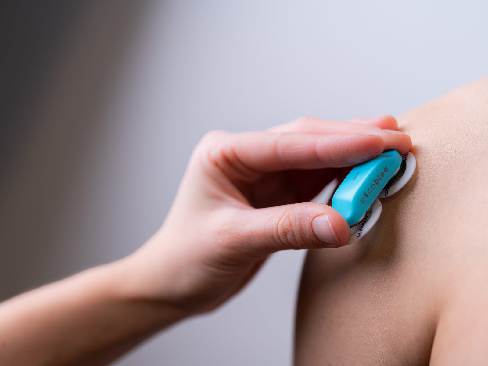 Draadloze EMG-sensor wordt op een oppervlakte-elektrode op de schouder geplaatst